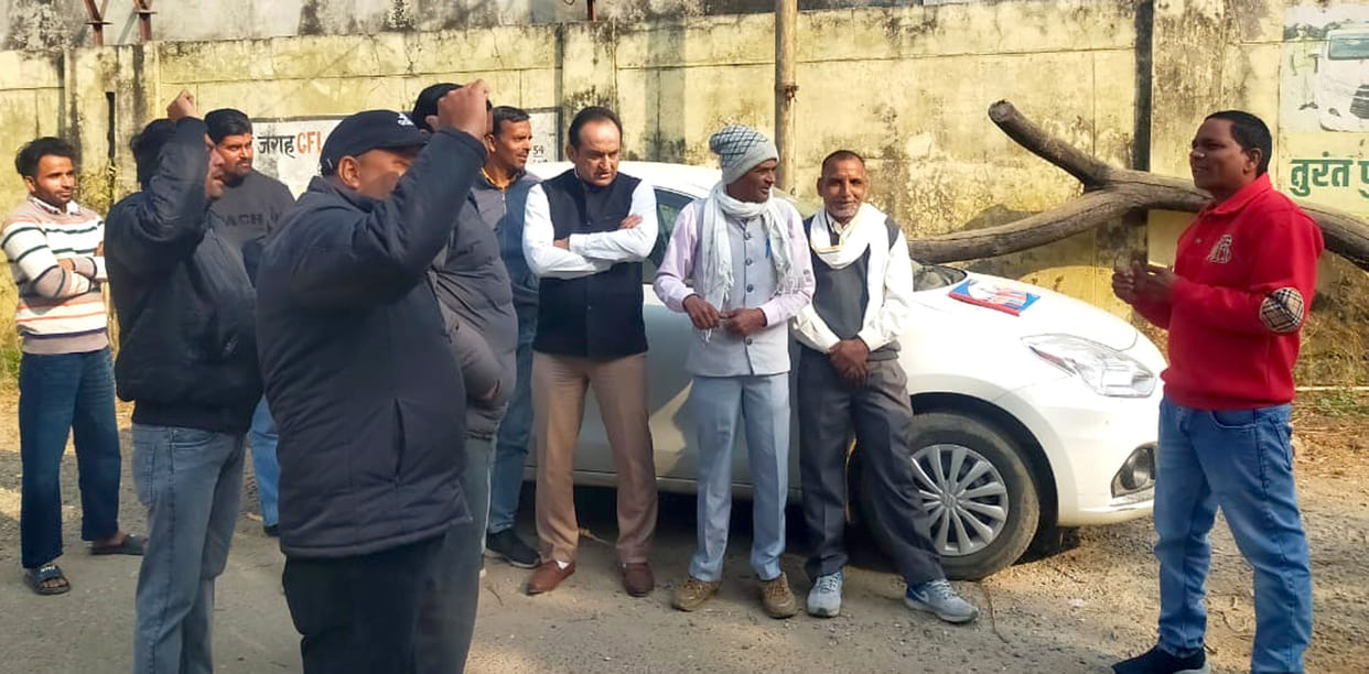 Electricity employees protested against the online transfer policy