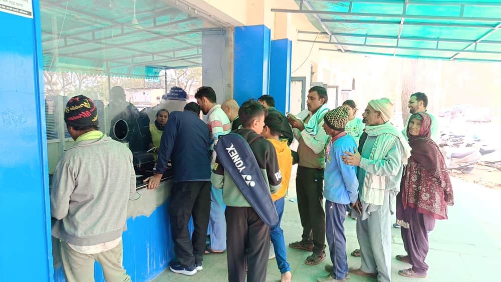 ओपीडी में पर्ची बनवाते हुए मरीज। 