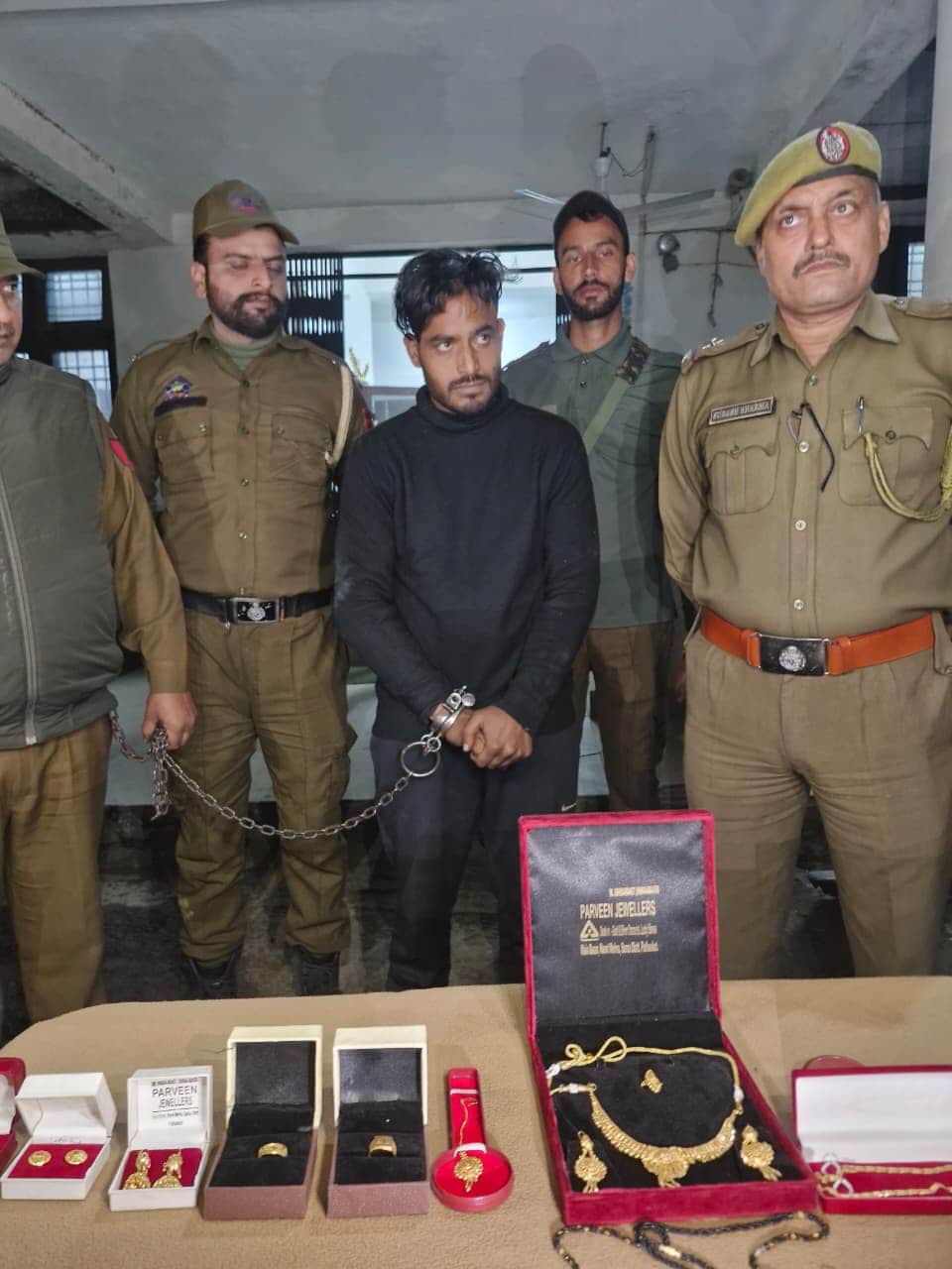 पकड़ा गया आरोपी और बरामद आभूषण दिखाती पुलिस
