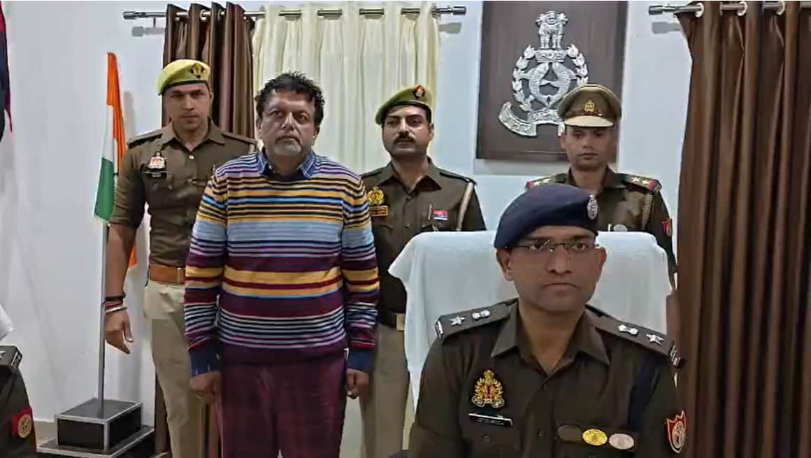 पुलिस हिरासत में मौजूद आरोपी और घटना की जानकारी देते एसपी मोहम्मद मुश्ताक।