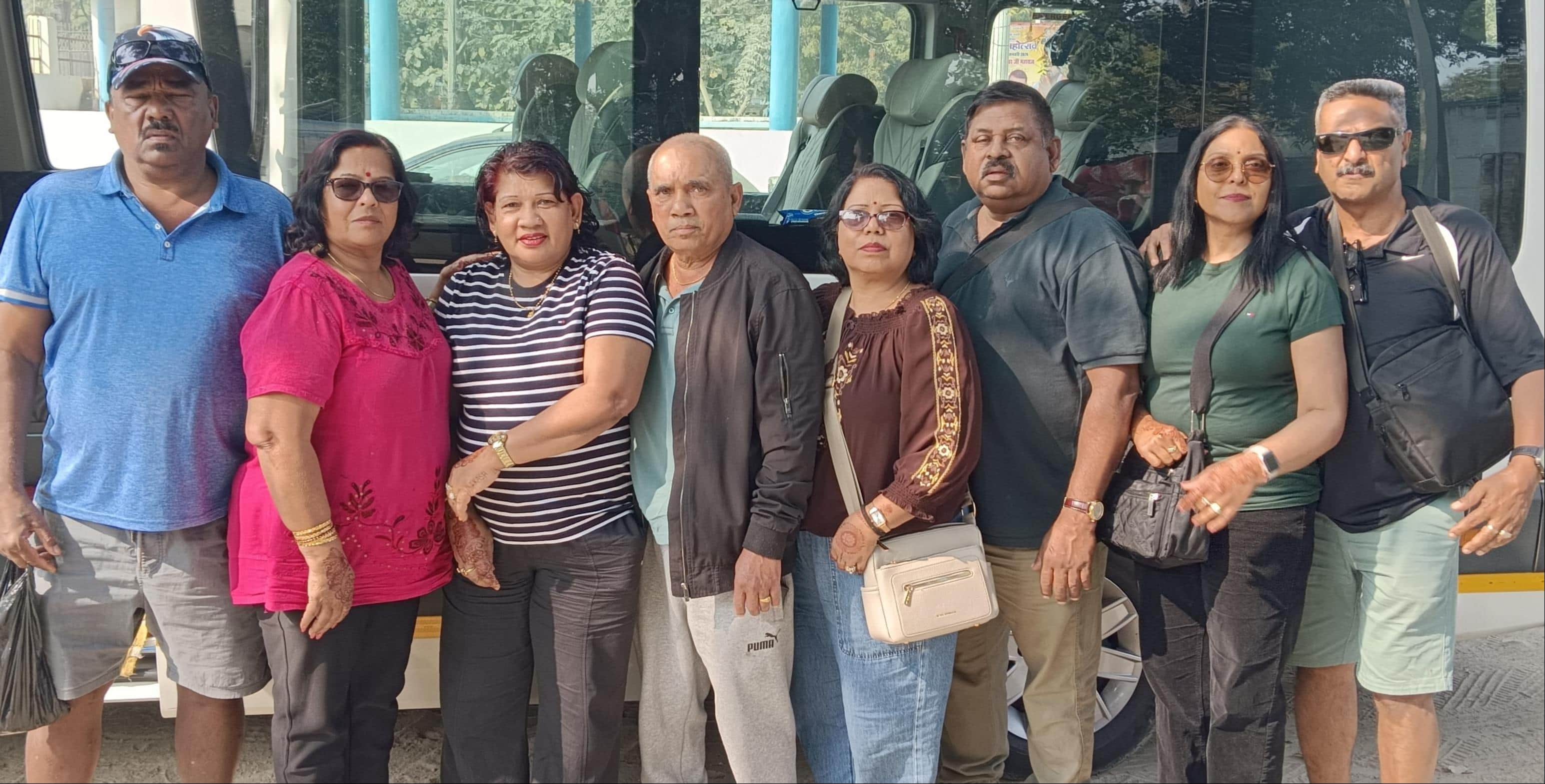 परसपुर में पहुंचे फिजी देश से आए नागरिक। - संवाद 