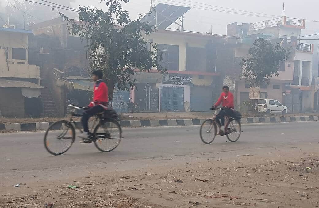 पोर्टरगंज में सुबह ठंड के बीच स्कूल जाते बच्चे। - संवाद 