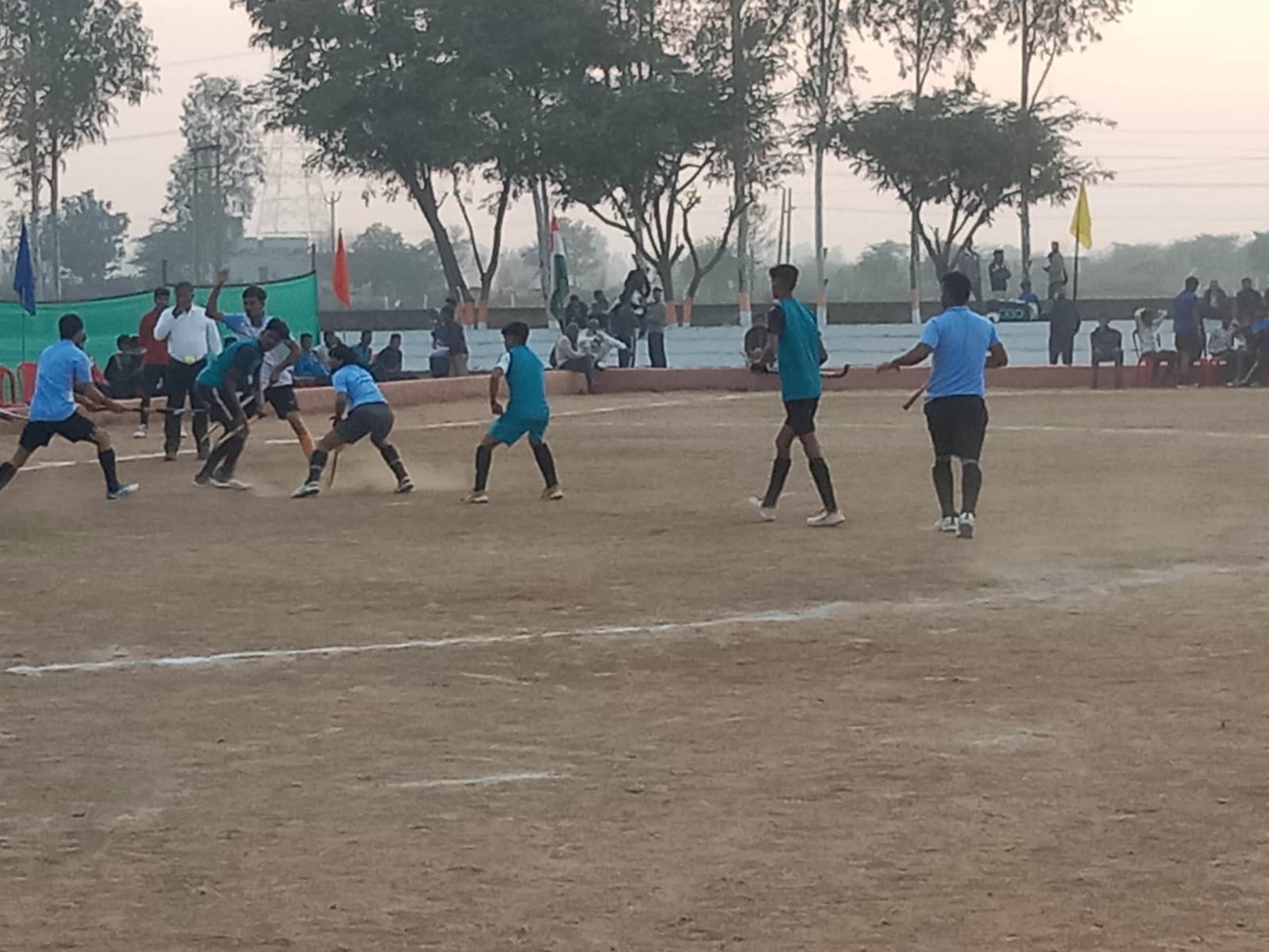 प्रतियोगिता के दौरान खेल प्रतिभा का प्रदर्शन करते खिलाड़ी। 