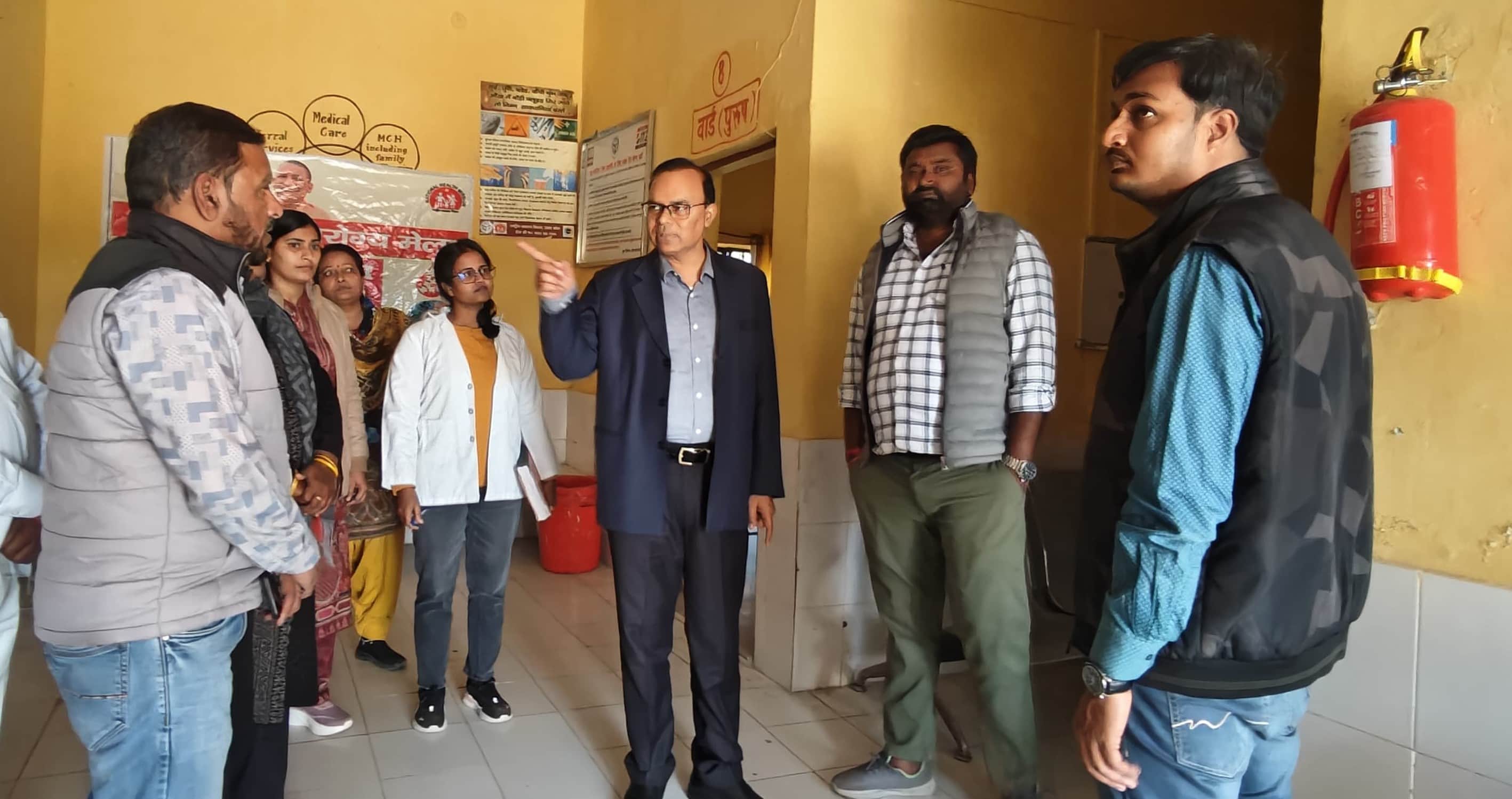 प्राथमिक स्वास्थ्य केंद्र अमरहवा का निरीक्षण करते सीएमओ। स्रोत विभाग