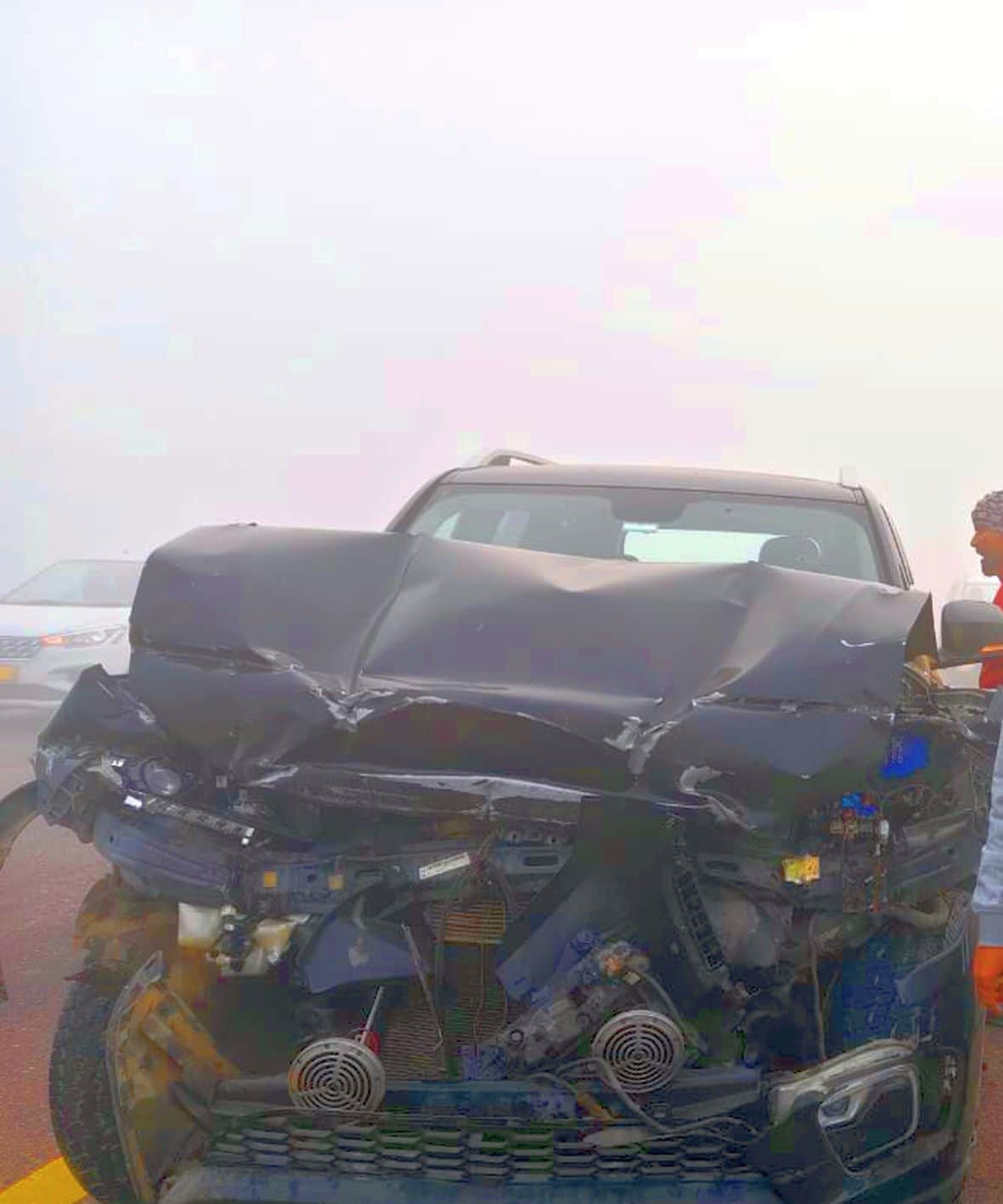  पूर्वांचल एक्सप्रेस वे पर अखंडनगर के पास दुर्घटनाग्रस्त एसयूवी।