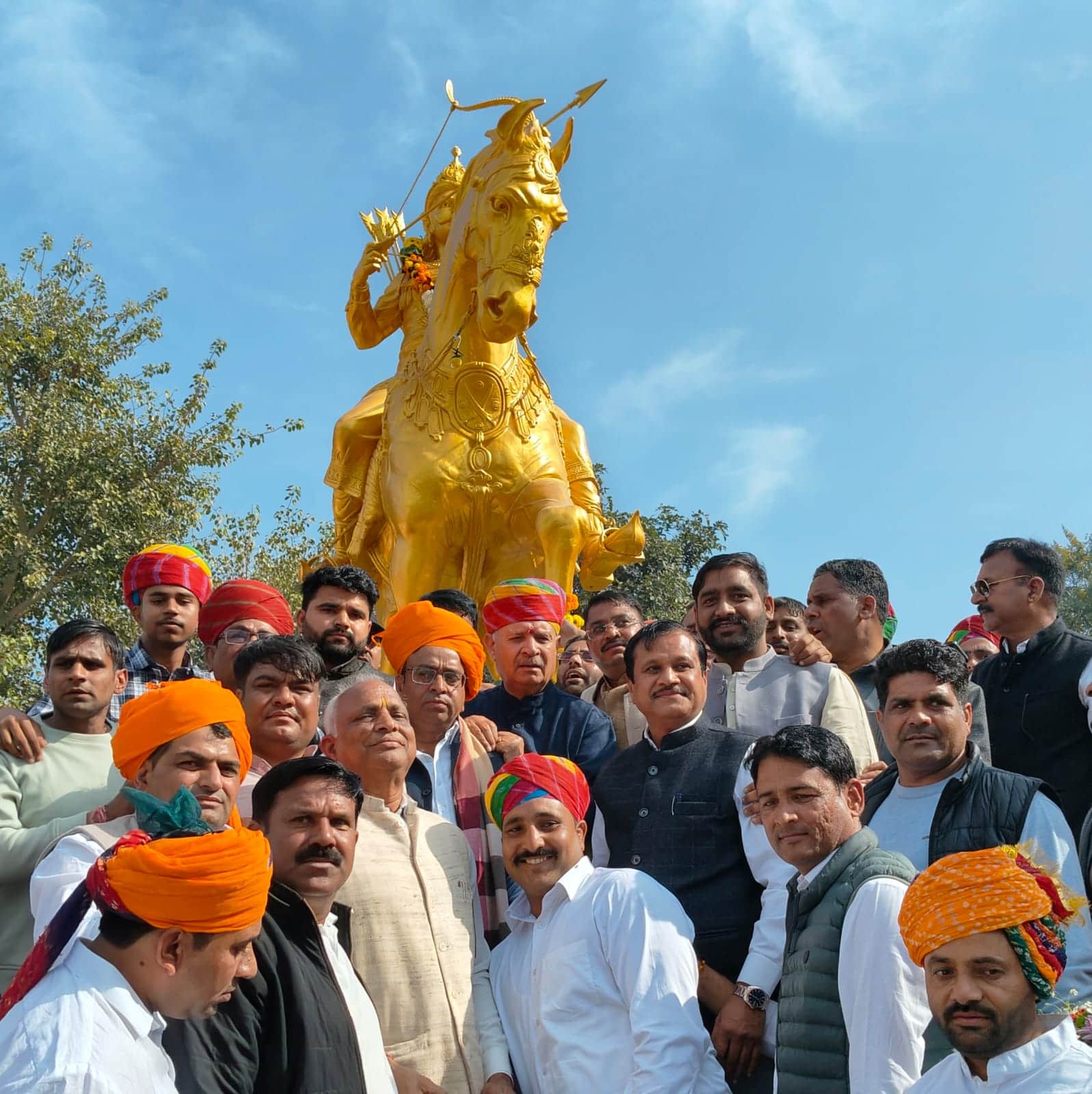 पृथ्वीराज चौहान की प्रतिमा का अनावरण करते केंद्रीय मंत्री राव इंद्रजीत साथ में अन्य नेता। स्रोत