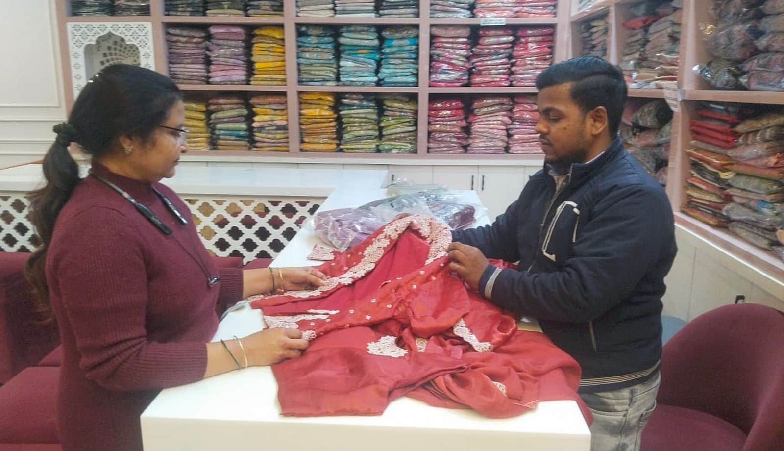 रेडीमेड साड़ी दिखाती दुकानदार।संवाद