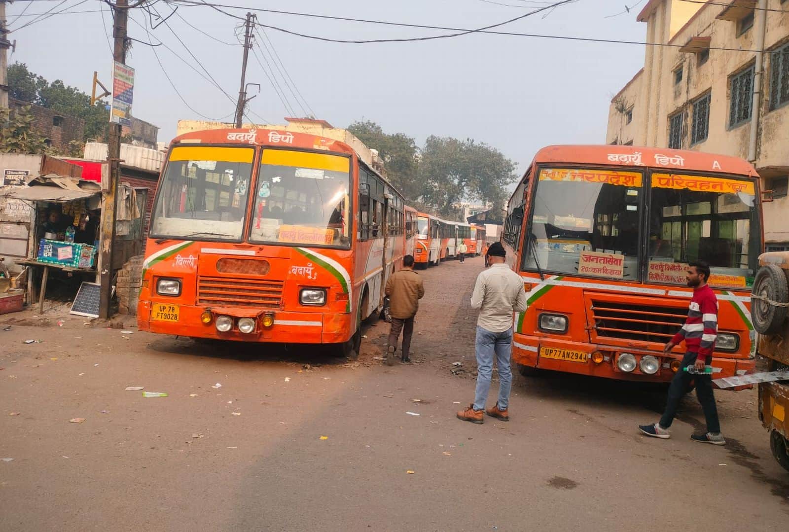 रोडवेज स्टैंड पर खड़ी रोडवेज की बसें। करतीं सवारियों का इंतजार। संवाद