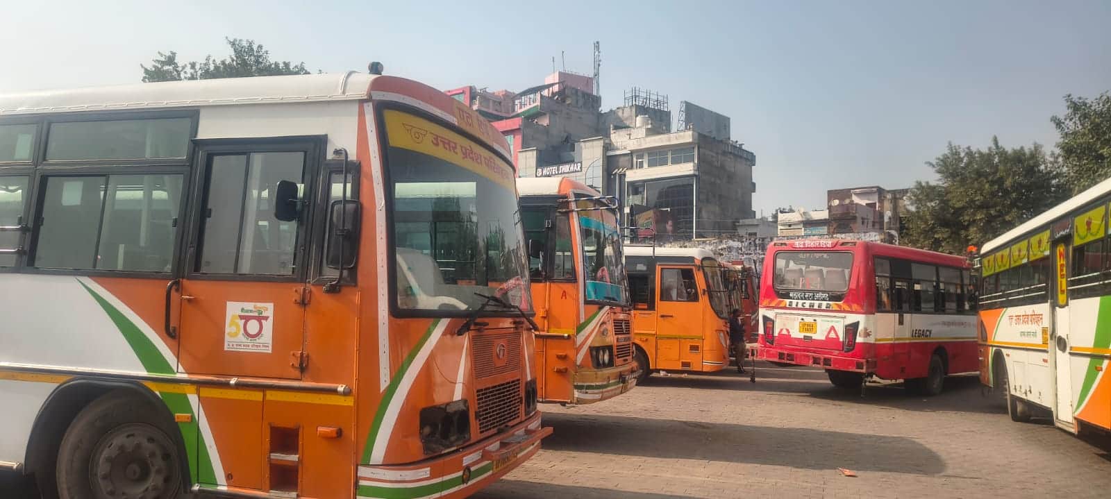 रोडवेज स्टैंड पर शुक्रवार को दिल्ली जाने के लिए खड़ी बसें। संवाद