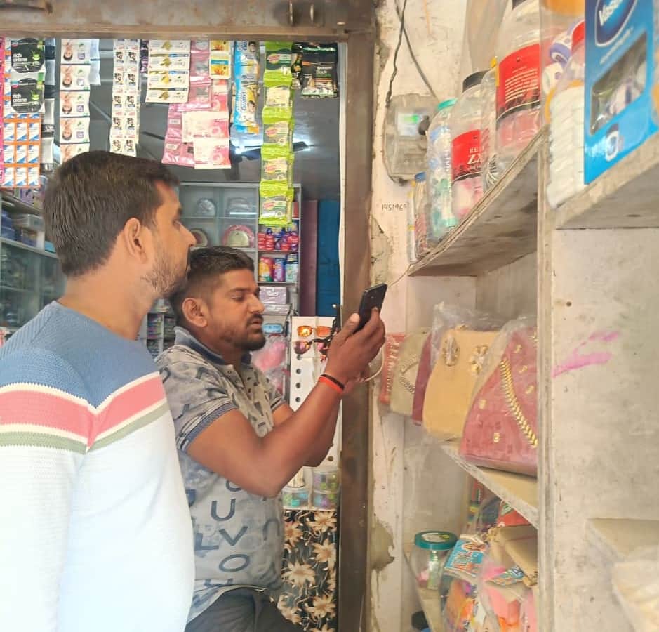 रांगी में मीटर की रीडिंग लेते रीडर। स्रोत: विभाग 