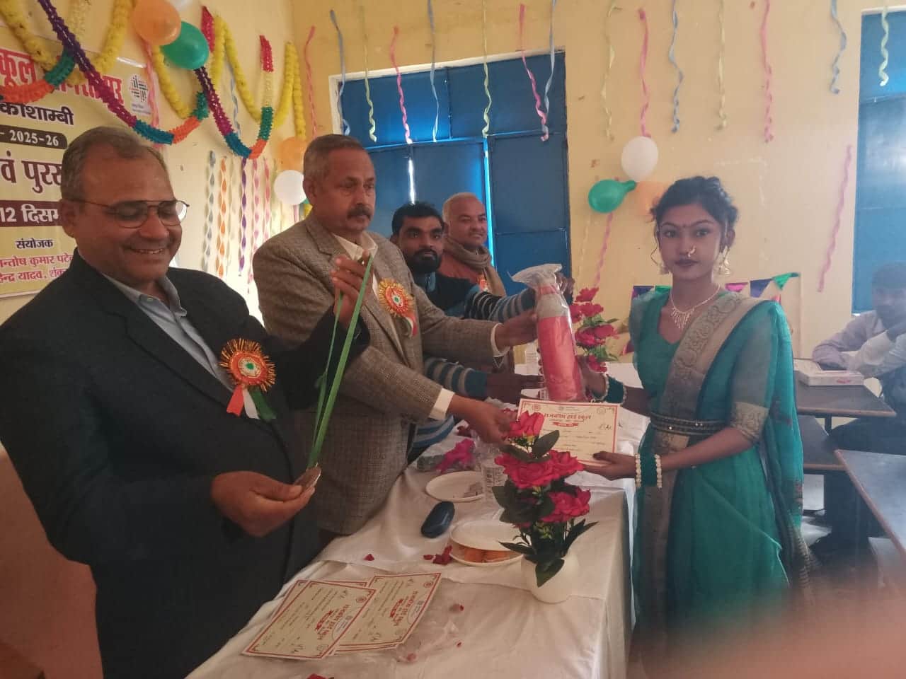 राजकीय हाईस्कूल अमिरतापुर में छात्रा को सम्मानित करते अतिथि। स्रोत- शिक्षक