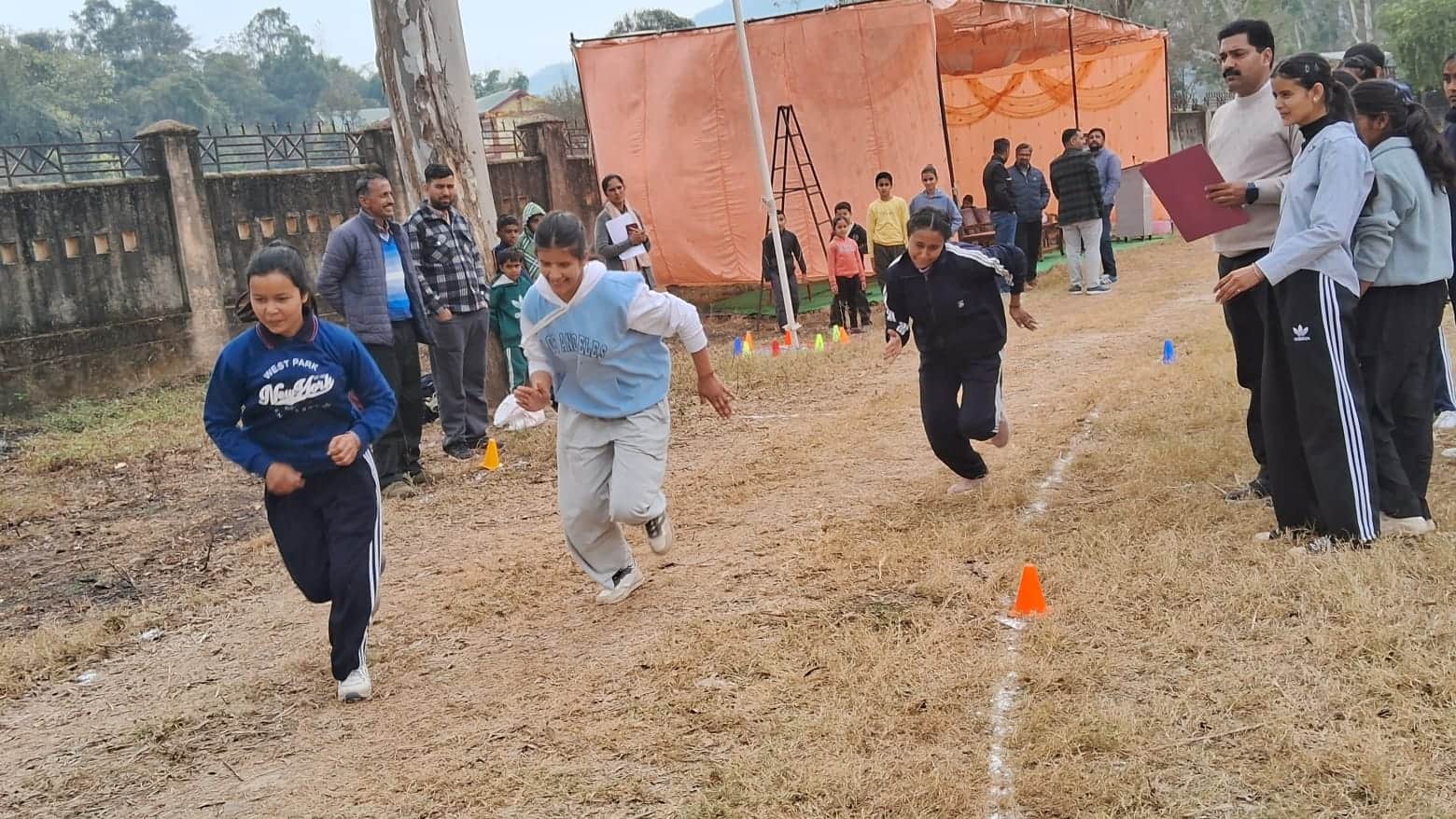 राजकीय महाविद्यालय जुखाला में  आयोजित वार्षिक एथलेटिक मीट में दौड़ प्रतियोगिता में भाग लेती छात