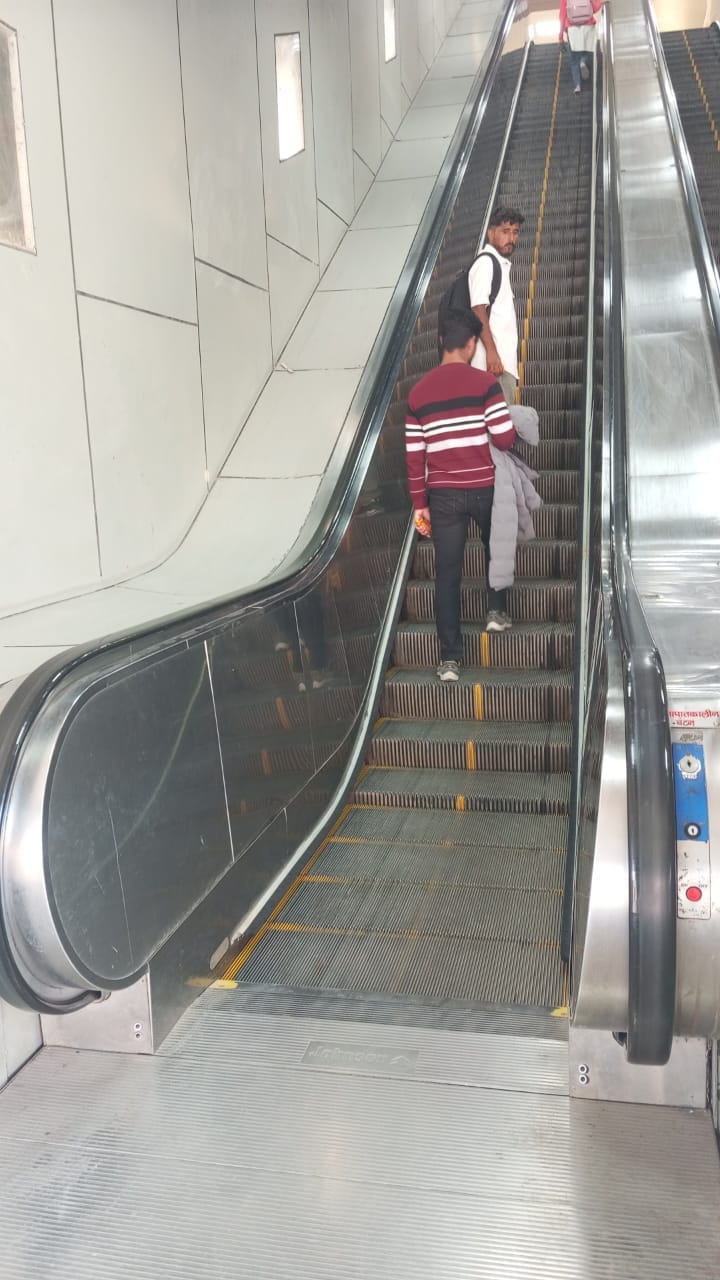 The lift at the station has been closed for a long time, and the escalator is also failing.