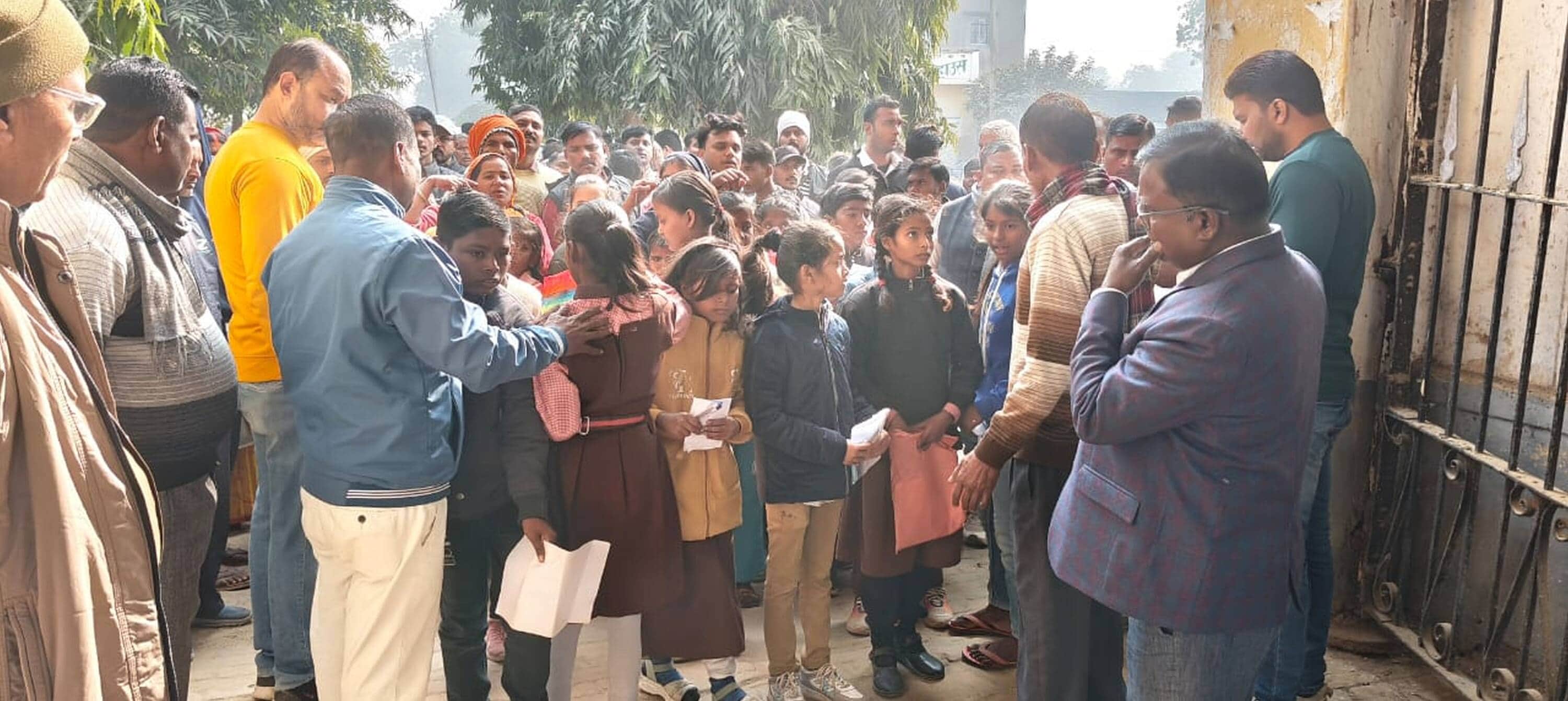 रानी महेंद्र कुमारी सरदार वल्लभभाई पटेल इंटर कॉलेज दियरा में प्रवेश परीक्षा देने आए बच्चे।