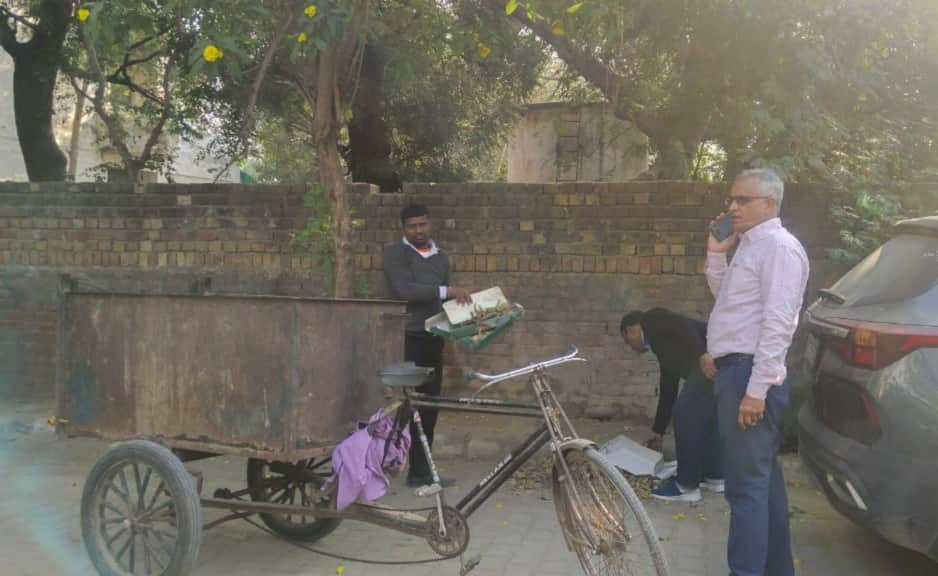 सफाई अभियान के दौरान निरीक्षण करते पीएमओ डॉ. सुरेंद्र। स्रोत : विभाग