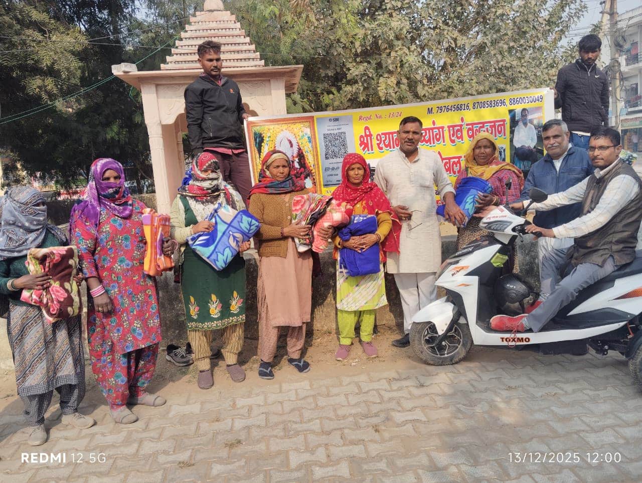 सफाई कर्मचारियों कंबल बांटते संस्था के पदाधिकारी। स्रोत : संस्था