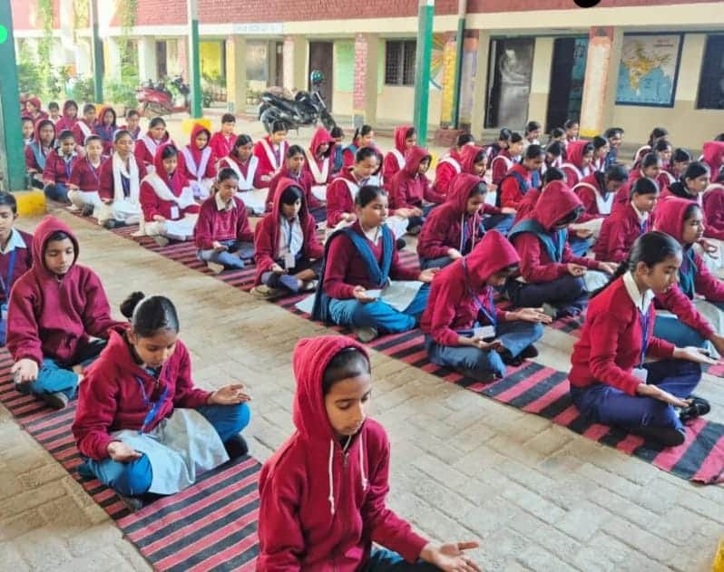 स्कूल में योग क्रिया का अभ्यास करते विद्यार्थी। स्रोत : प्रशासन