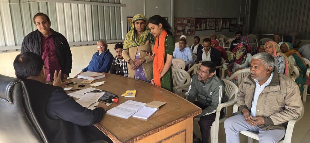 सेक्टर-1 में पीपीपी स्टेट कोऑर्डिनेटर डॉ. सतीश खोला लोगों की समस्या सुनते। स्रोत : प्रवक्ता