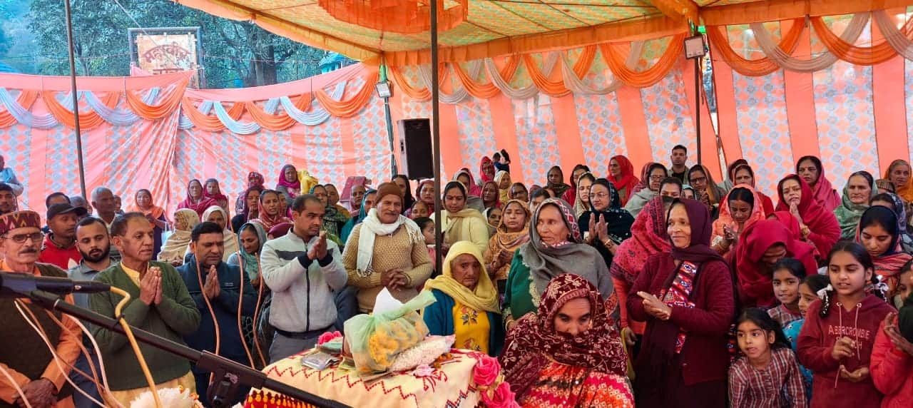 सिल्ह में आयोजित श्रीमद् भागवत कथा में उपस्थित श्रद्धालु। स्रोत: जागरूक पाठक।