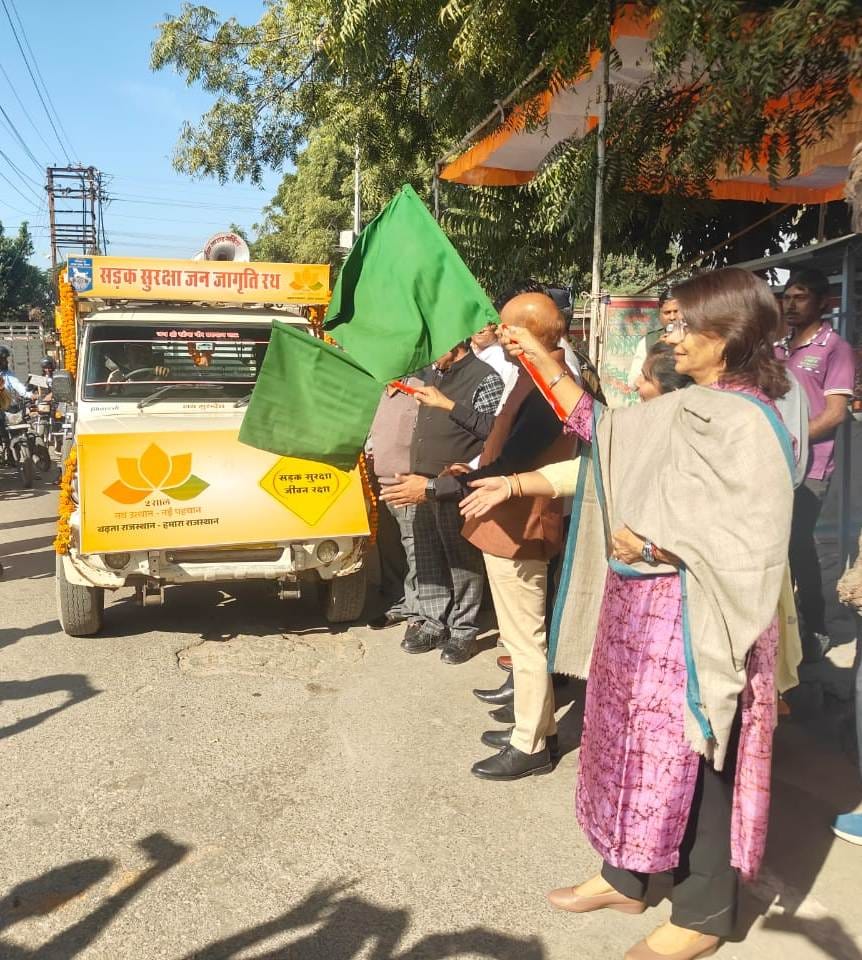 रैली को रवाना करतीं कलेक्टर अल्पा चौधरी।