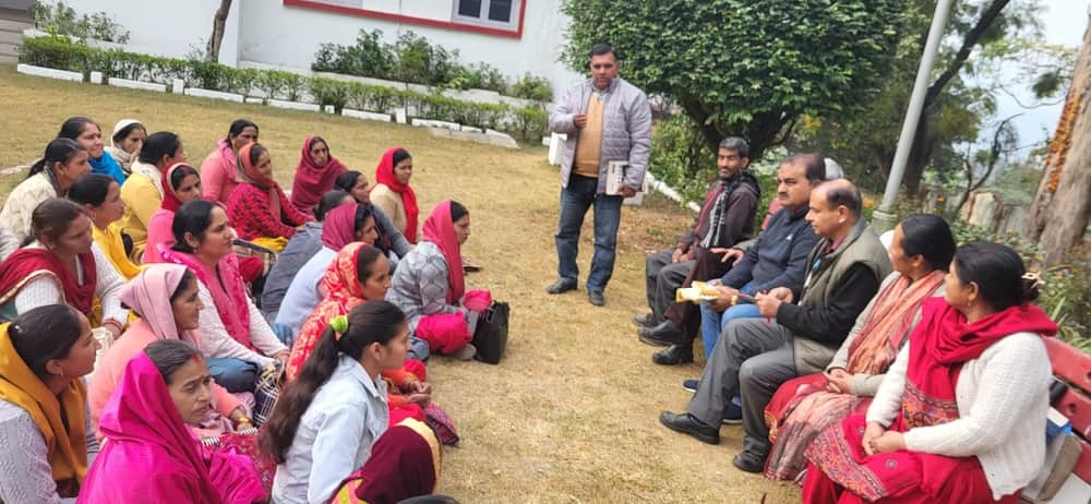 सर्किट हाउस बिलासपुर में जिला मिड डे मील वर्कर यूनियन संबंधित सीटू की बैठक में मौजूद मिडे डे मी