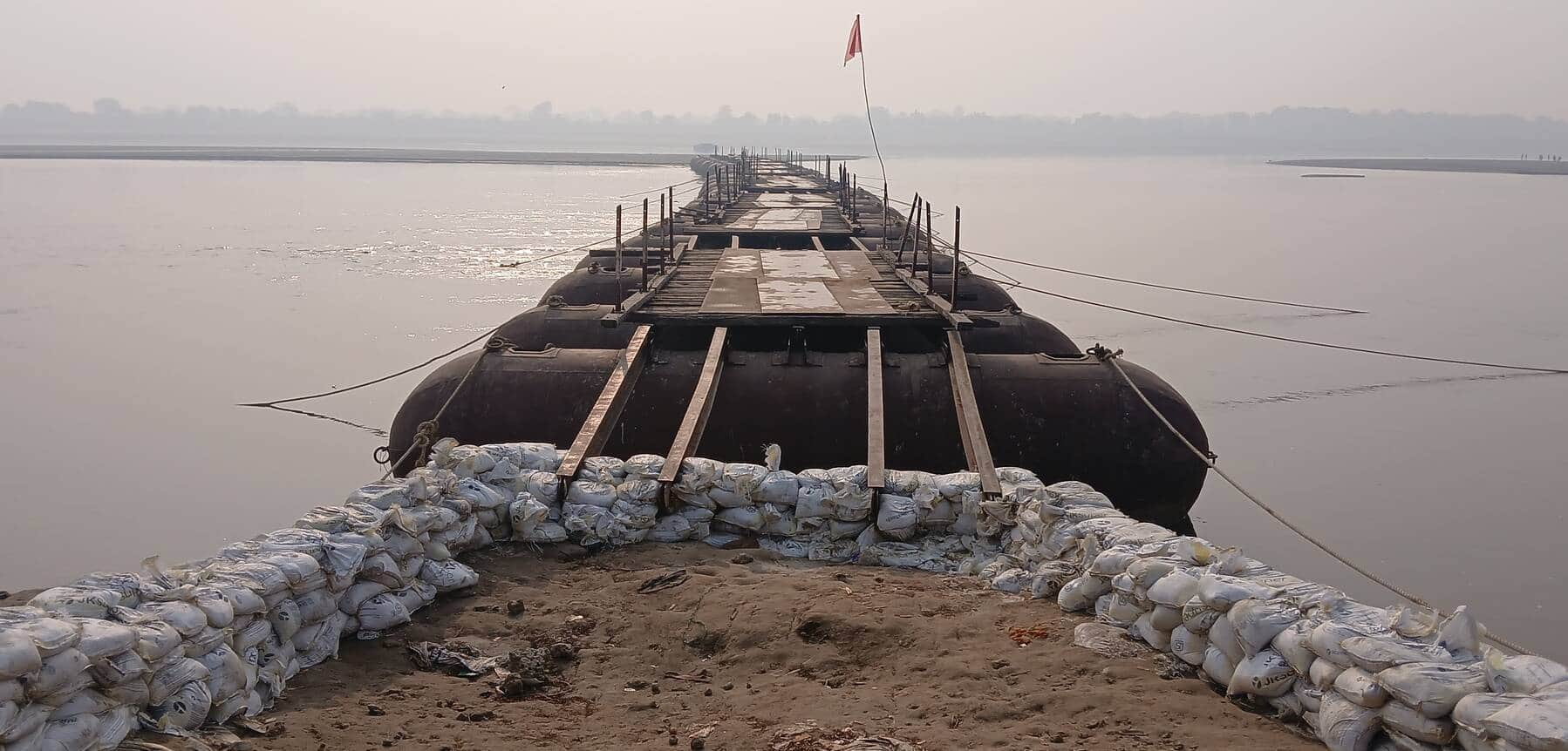 सीतामढ़ी गंगा घाट पर निर्माणाधिन पीपा पुल निर्माण। संवाद