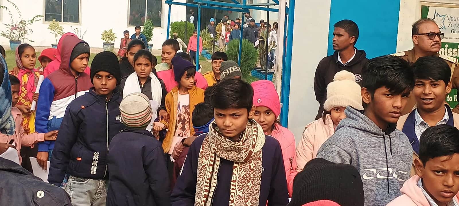 शहर के बंधवा स्थित एक केंद्र से पीएम श्री नवोदय विद्यालय की प्रवेश परीक्षा देकर बाहर निकलते परी