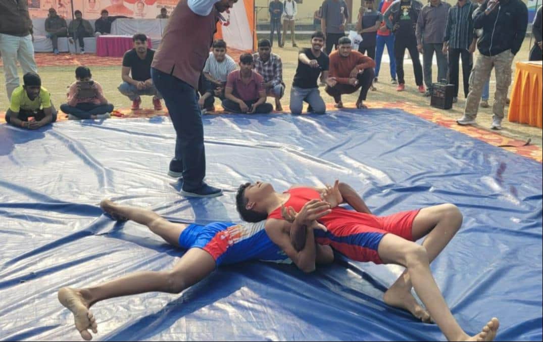 शहर के स्टेडियम में सांसद खेल स्पर्धा के दौरान कुश्ती में दाव पेंच लड़ाते खिलाड़ी। संवाद