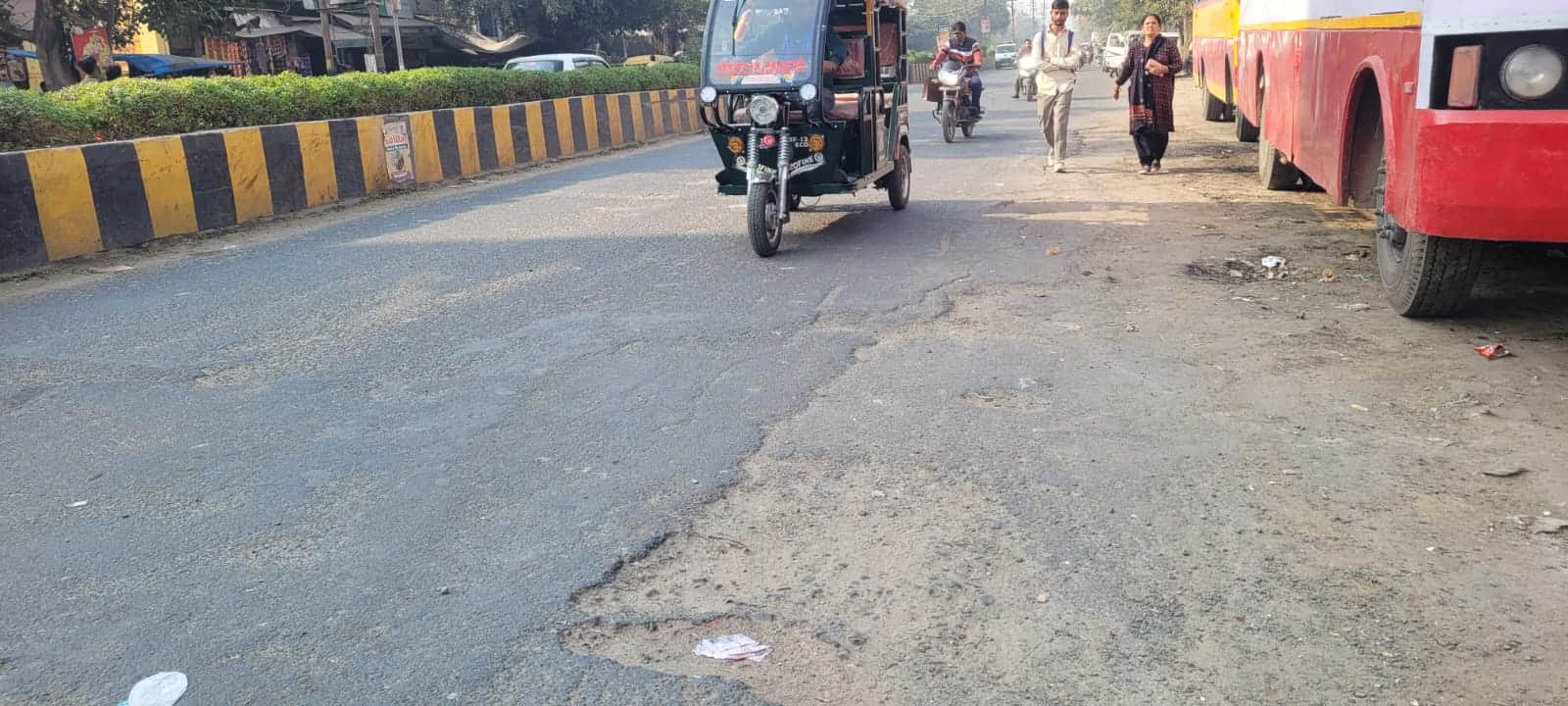 शहर में जीटी रोड पर हो रहे गड्ढे। संवाद