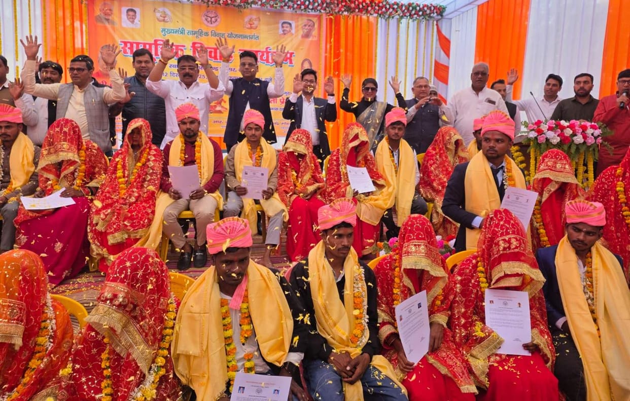 326 couples took the seven vows in the Chief Minister's mass marriage hall without any auspicious time.