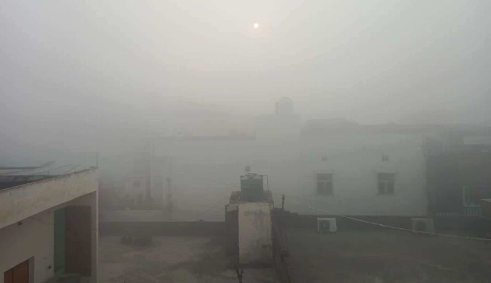 शनिवार सुबह साढ़े आठ बजे छाया कोहरा। संवाद