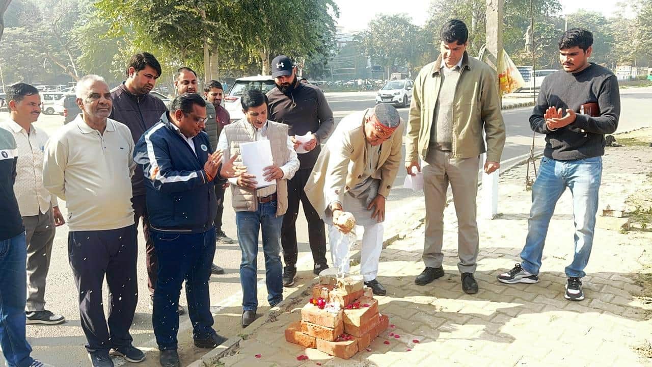 शॉपिंग कॉम्पलेक्स का नारियल फोड़कर शिलान्यास करते विधायक लक्ष्मण यादव। स्रोत : प्रवक्ता