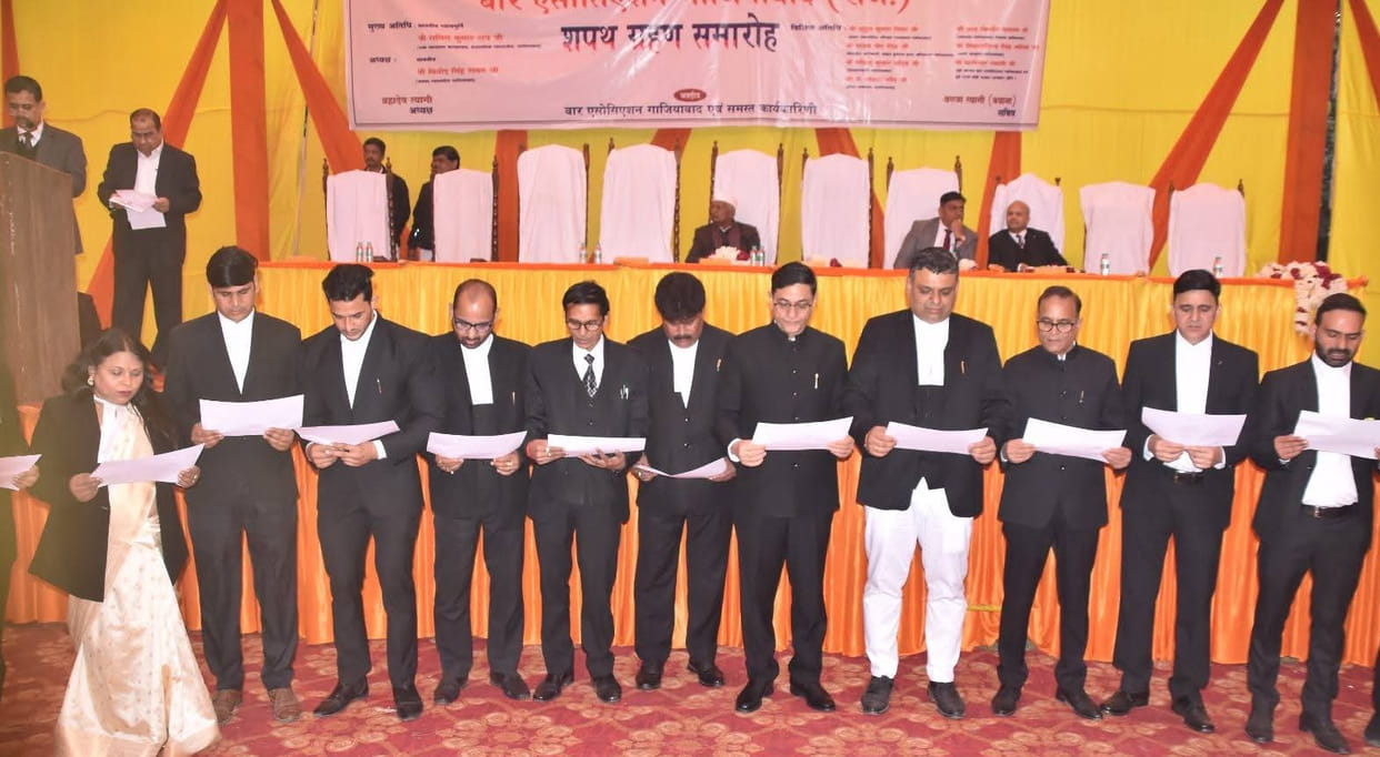 The new executive committee of the Ghaziabad Bar Association was sworn in.