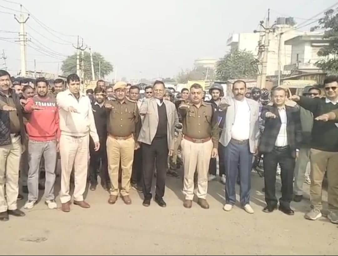 ट्रैफिक नियमों की शपथ लेते पुलिस टीम व लोग। संवाद