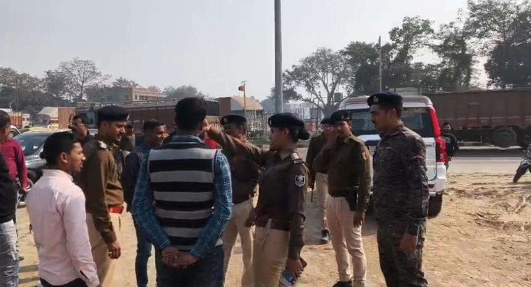 Muzaffarpur Bihar news : criminal looted 17 lakh form finance staff on gun point police investigate