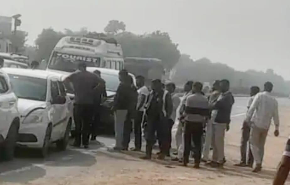 जयपुर-आगरा नेशनल हाईवे पर अज्ञात वाहन ने स्कूटी को टक्कर मारी