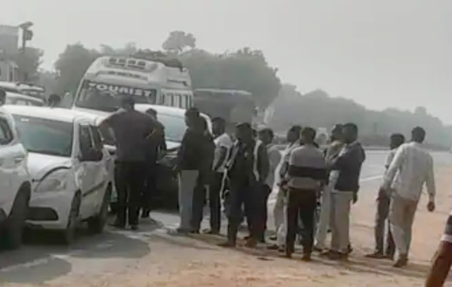 Dausa News: Road Accident on Jaipur-Agra Highway, Unknown Vehicle Hits Scooty of College-Bound Students