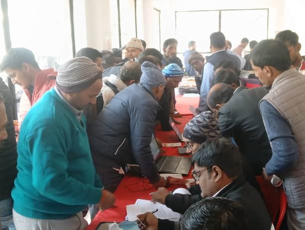  दीवानी न्यायालय परिसर में मामलों का निस्तारण कराते वादकारी। - संवाद 