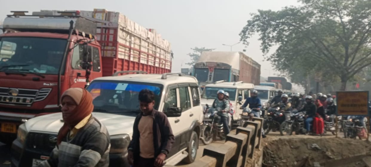 Trucks collided on the highway in the fog, causing a five-kilometer-long traffic jam.