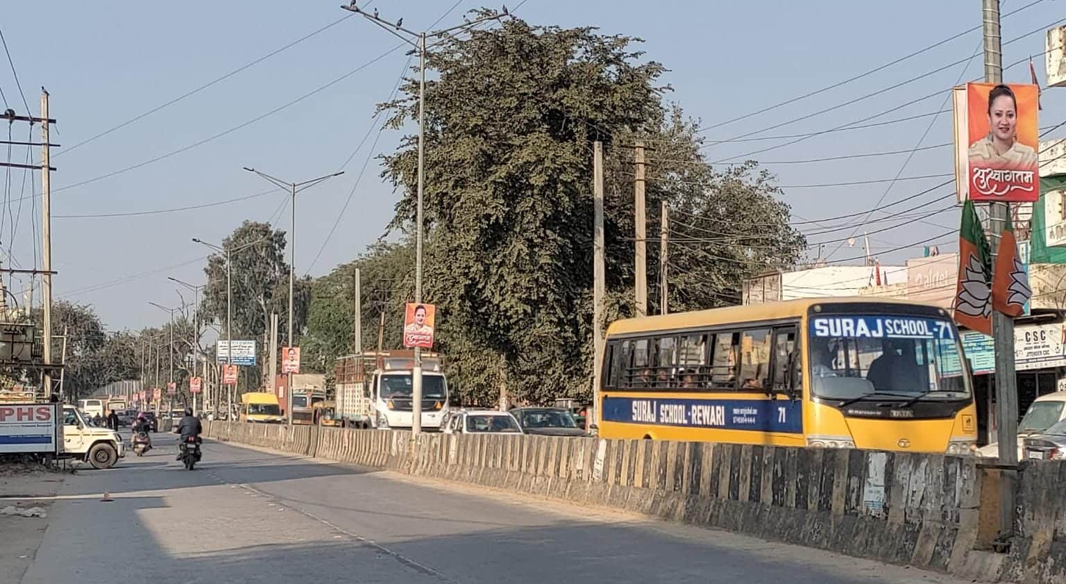 धारूहेड़ा में स्ट्रीट लाइट पर लगे अवैध होर्डिंग। संवाद