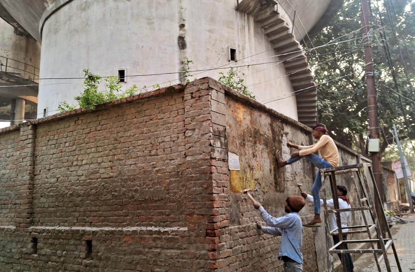 उझानी में मरम्मत करते मजदूर। संवाद