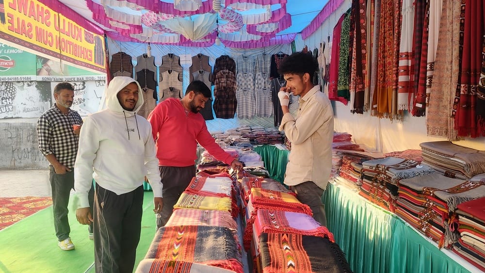 The city cracked down on encroachment and staged an exhibition in the parking lot.