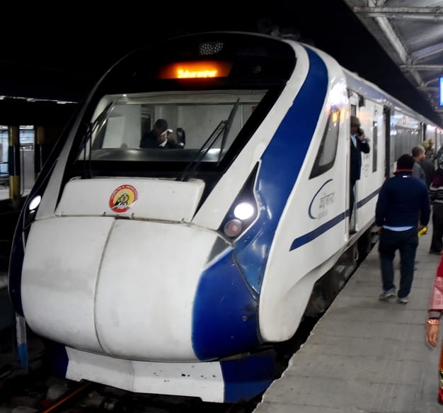 Jhansi: Vande Bharat arrived at a quarter to two and Shatabdi arrived three and a half hours late.