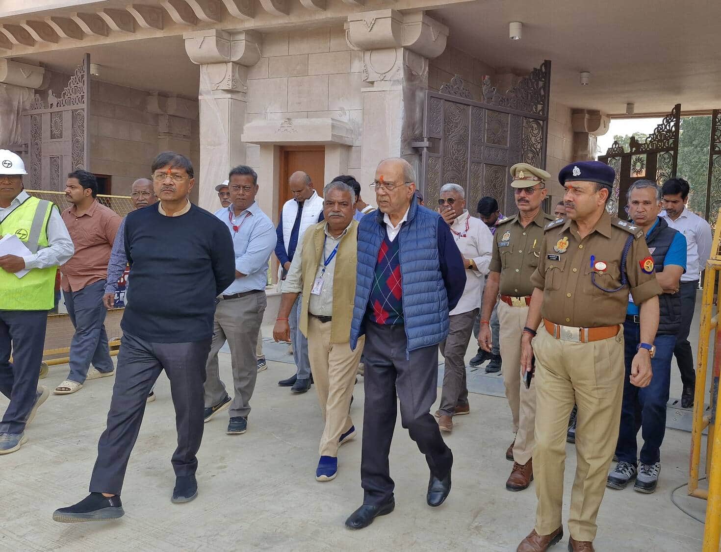 01- राम मंदिर परिसर का निरीक्षण करते नृपेंद्र मिश्र व अन्य- ट्रस्ट