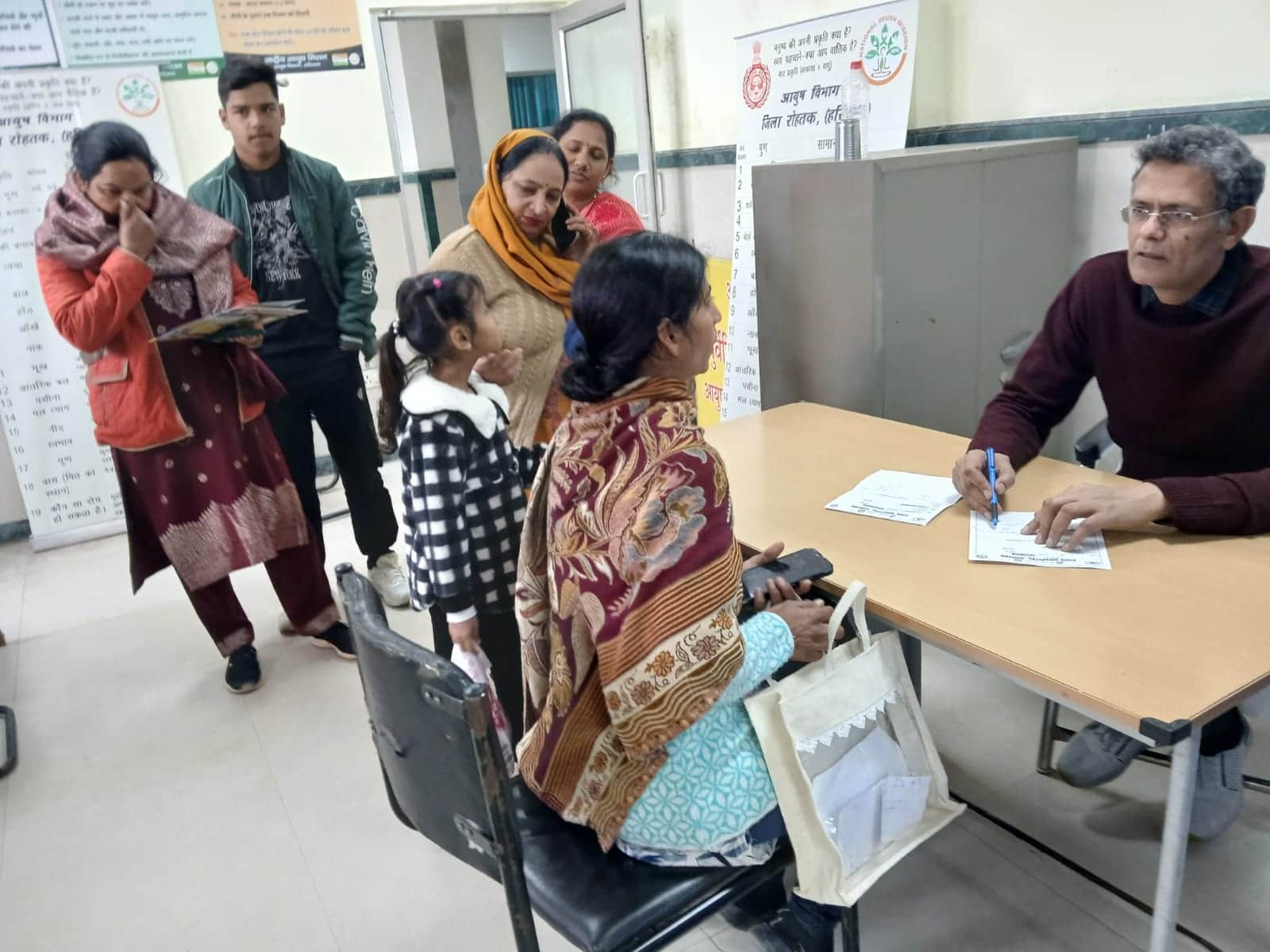 13...नागरिक अस्पताल की ओपीडी में इलाज के लिए पहुंचे मरीज। संवाद