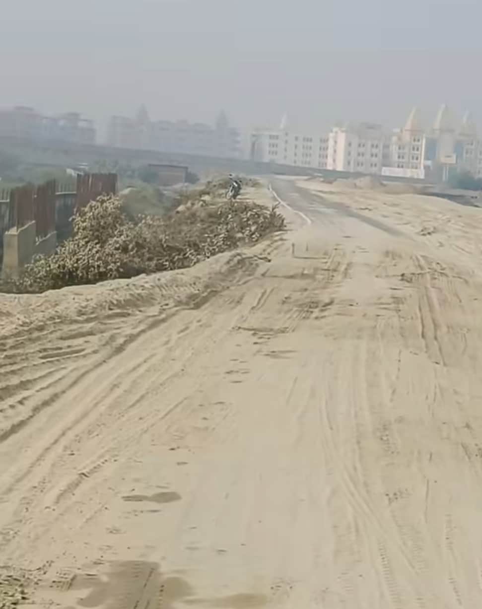 14- तेजी से चल रहा बिल्वहरि घाट बंधे के चौड़ीकरण का काम- संवाद