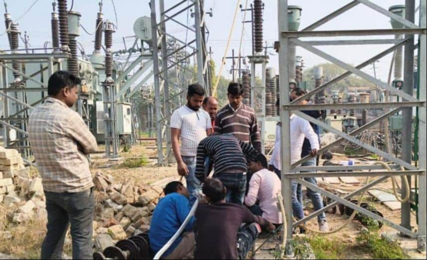 220 केवी उपकेंद्र गंगनपुर पर मरम्मत का कार्य करते विद्युत कर्मचारी। स्रोत विद्युत निगम