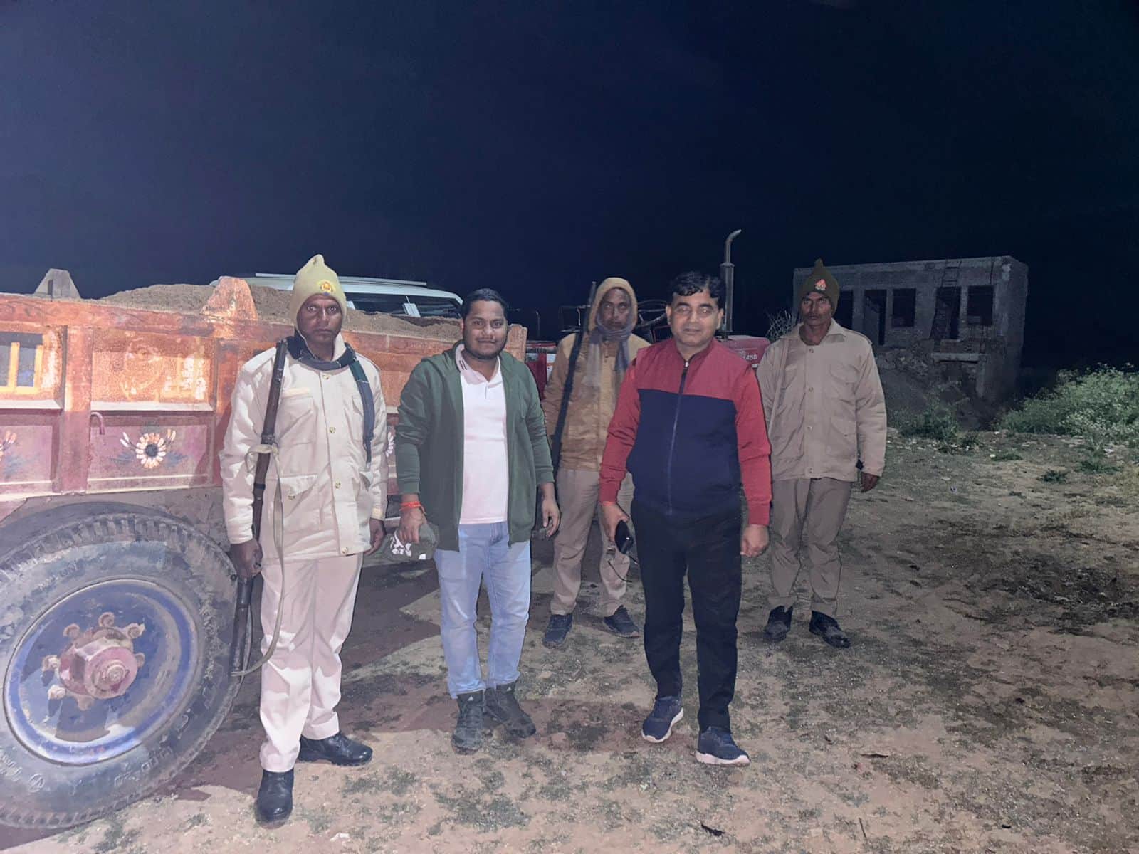 28 सीकेटीपी-10- परिचय- खनिज सामग्री लदे ट्रैक्टर के पास मौजूद एसडीएम व खनिज विभाग की टीम । संवा