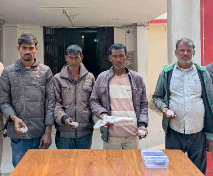 Four miscreants who beat up a couple and looted their jewellery and cash were arrested.
