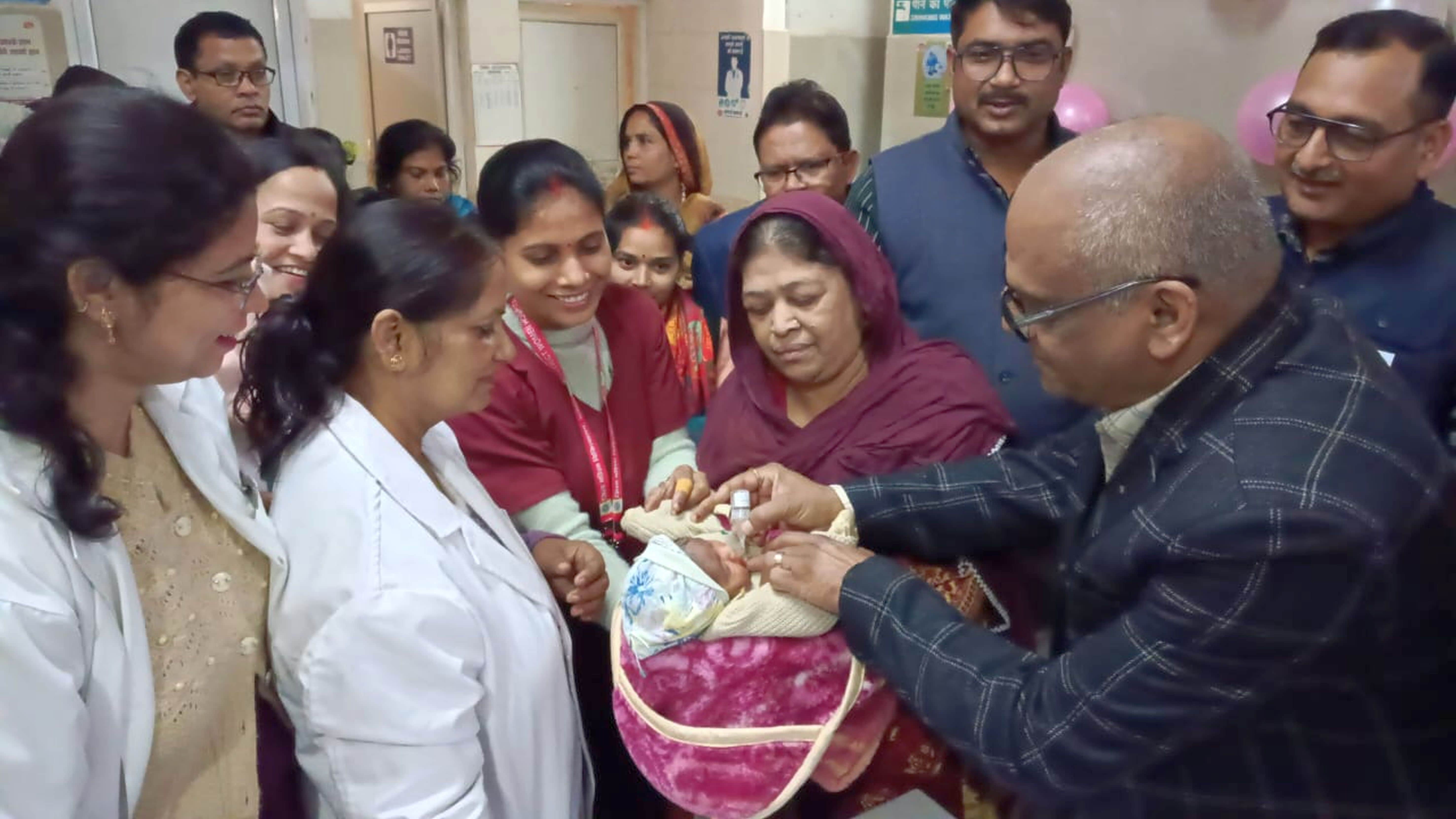 36-जिला महिला अस्पताल में बच्चे को पिलाई गई पोलियो की खुराक।-संवाद